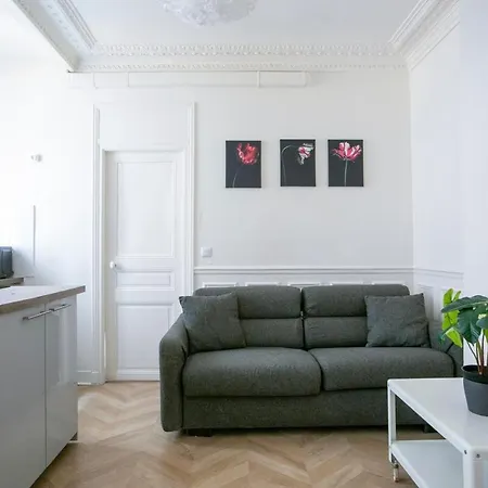 Cozy And Elegant Parisian Apartment