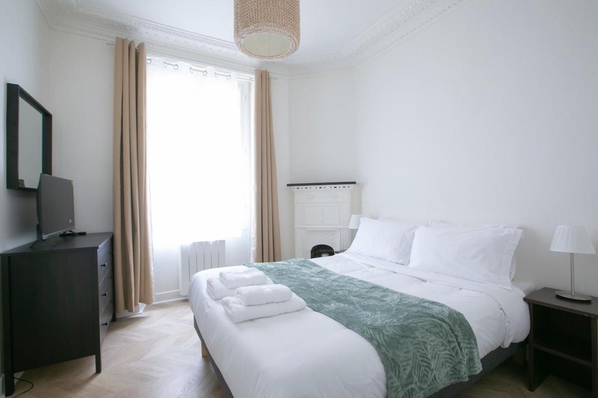 Cozy And Elegant Parisian Apartment